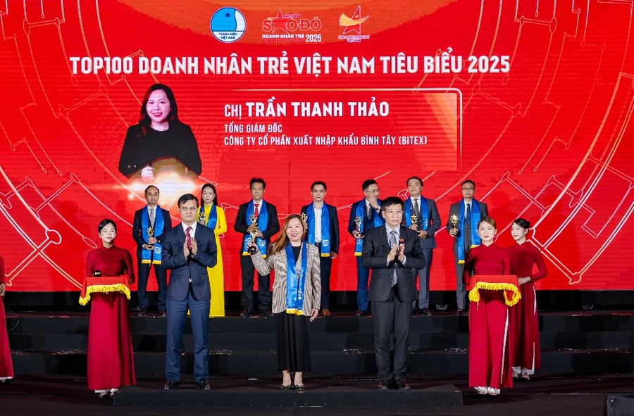 Chị Trần Thanh Thảo tại buổi lễ trao giải thưởng Sao Đỏ Doanh nhân trẻ 2025