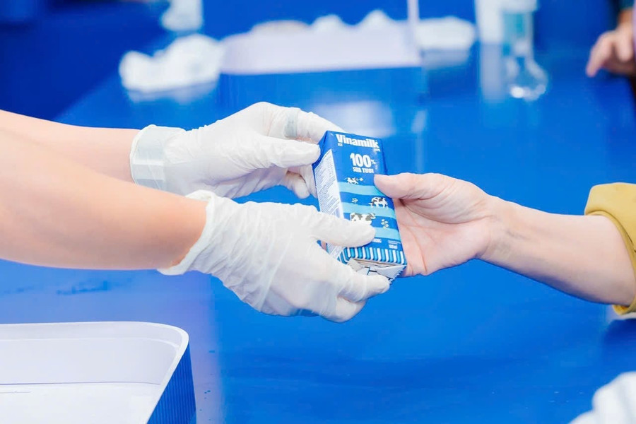 “Từ khi hình thành và suốt gần 50 phát triển Vinamilk luôn xác định sứ mệnh của mình là &quot;Chăm sóc&quot;. Chúng tôi chăm sóc cho người dân bằng sản phẩm dinh dưỡng tốt nhất, đạt chuẩn quốc tế”, ông Nguyễn Quang Trí, Giám đốc Điều hành Marketing Vinamilk, khẳng định. (Ảnh: Vi Nam)