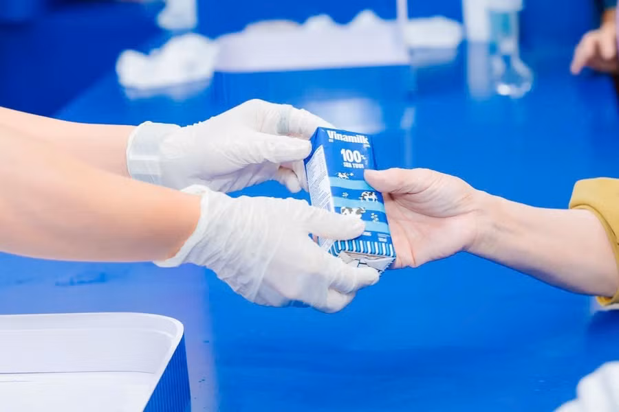 “Từ khi hình thành và suốt gần 50 phát triển Vinamilk luôn xác định sứ mệnh của mình là "Chăm sóc". Chúng tôi chăm sóc cho người dân bằng sản phẩm dinh dưỡng tốt nhất, đạt chuẩn quốc tế”, ông Nguyễn Quang Trí, Giám đốc Điều hành Marketing Vinamilk, khẳng định. (Ảnh: Vi Nam)