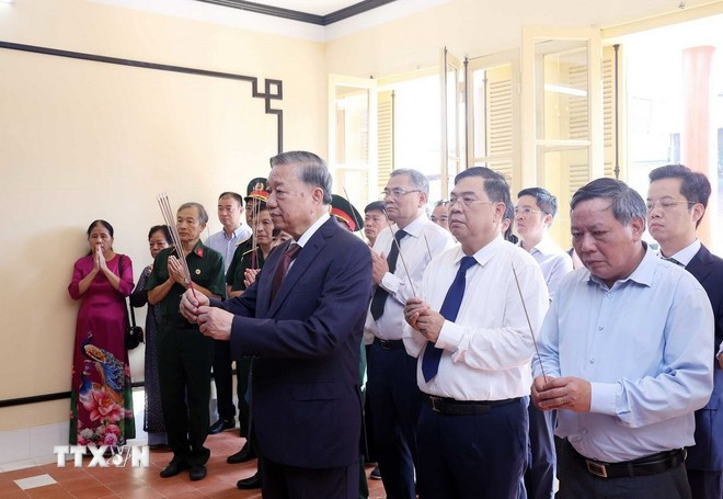Tổng Bí thư Tô Lâm dâng hương Chủ tịch Hồ Chí Minh. (Ảnh: Thống Nhất/TTXVN). Tổng Bí thư Tô Lâm dâng hương Chủ tịch Hồ Chí Minh. (Ảnh: Thống Nhất/TTXVN).