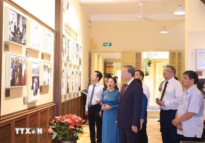 Tổng Bí thư Tô Lâm xem trưng bày tại di tích 48 Hàng Ngang. (Ảnh: Thống Nhất/TTXVN). Tổng Bí thư Tô Lâm xem trưng bày tại di tích 48 Hàng Ngang. (Ảnh: Thống Nhất/TTXVN).