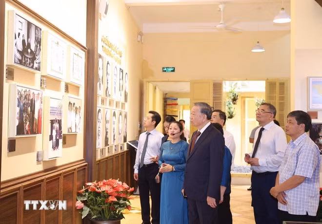 Tổng Bí thư Tô Lâm xem trưng bày tại di tích 48 Hàng Ngang. (Ảnh: Thống Nhất/TTXVN).
