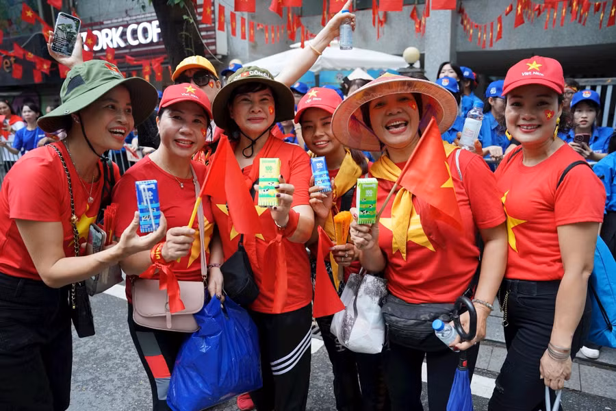 Gần 1 triệu sản phẩm dinh dưỡng bao gồm các dòng sữa tươi tiệt trùng như ít đường, không đường, dừa, chuối, cao đạm ít béo (Vinamilk, Vinamilk Green Farm,); Sữa thực vật từ hạt và đậu nành cao canxi, nước trái cây rau củ Susu, nước dừa tươi, nước dừa tắc, nước uống đóng chai Vinamilk và Icy Premium,... đã cùng đồng hành với các lực lượng và người dân trong ngày hội non sông