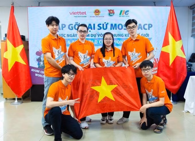 Võ Ngọc Ánh Linh (thứ ba từ phải sang) đem màu cờ sắc áo tham dự Vòng chung kết MOS thế giới 2024.