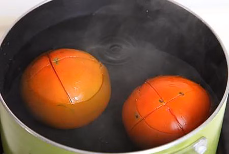 Nếu cà chua được sử dụng làm thực phẩm sống, chẳng hạn như salad, bánh mì kẹp thịt và bánh mì sandwich, thì không cần phải gọt vỏ. (Ảnh: ITN).