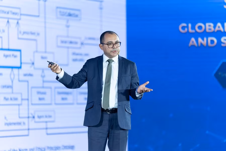 GS. Edson Prestes chia sẻ về xây dựng các hệ thống AI có đạo đức và trách nhiệm tại tọa đàm “AI vì nhân loại: Đạo đức và an toàn AI trong kỷ nguyên mới”, trong khuôn khổ Tuần lễ Khoa học Công nghệ VinFuture 2025.