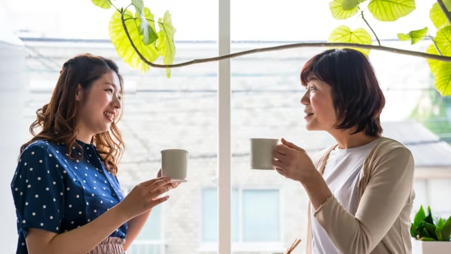 Nếu ai đó đã giúp chúng ta một việc, chúng ta thường cảm thấy cần phải trả ơn. (Ảnh: ITN).