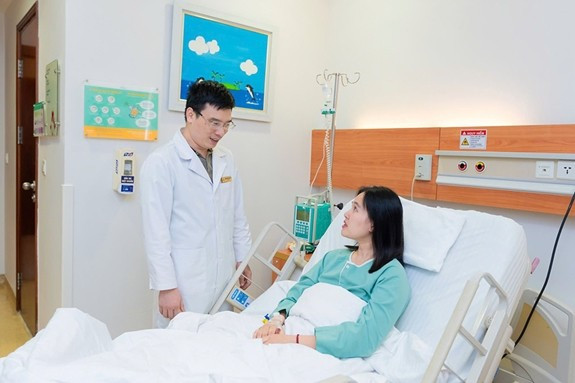 Chị Liên xúc động với gương mặt bình thường sau phẫu thuật.