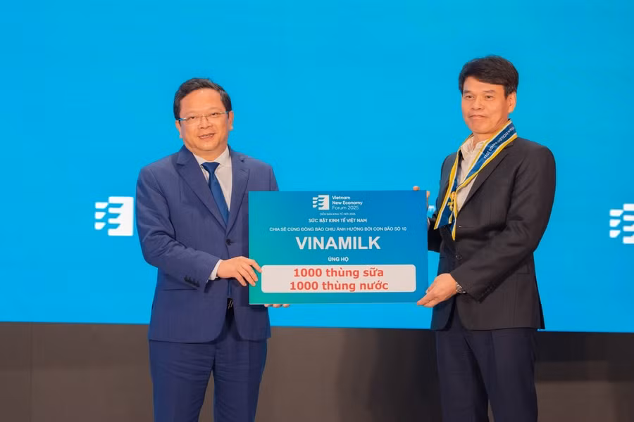 Đại diện Vinamilk - Ông Phạm Tuyên, Giám đốc Chi nhánh Vinamilk Hà Nội - chia sẻ cùng đồng bào chịu ảnh hưởng bởi cơn bão số 10.