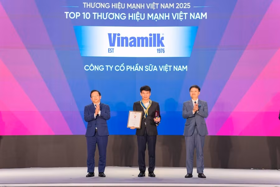 Đại diện Vinamilk - Ông Phạm Tuyên, Giám đốc Chi nhánh Vinamilk Hà Nội - nhận vinh danh Top 10 Thương hiệu Mạnh Việt Nam 2025
