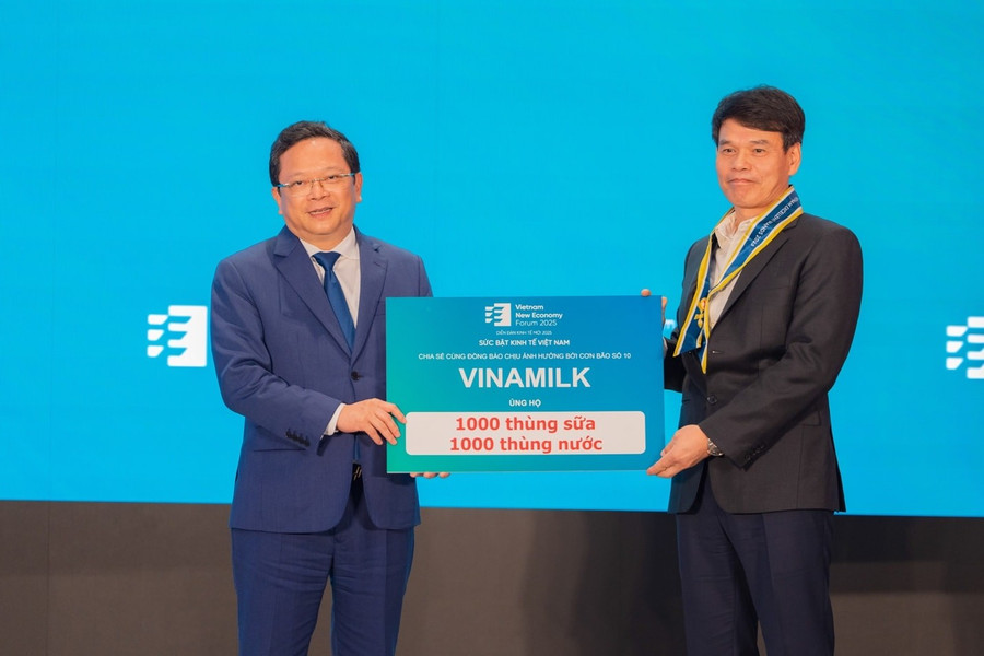 Đại diện Vinamilk - Ông Phạm Tuyên, Giám đốc Chi nhánh Vinamilk Hà Nội - chia sẻ cùng đồng bào chịu ảnh hưởng bởi cơn bão số 10. Đại diện Vinamilk - Ông Phạm Tuyên, Giám đốc Chi nhánh Vinamilk Hà Nội - chia sẻ cùng đồng bào chịu ảnh hưởng bởi cơn bão số 10.