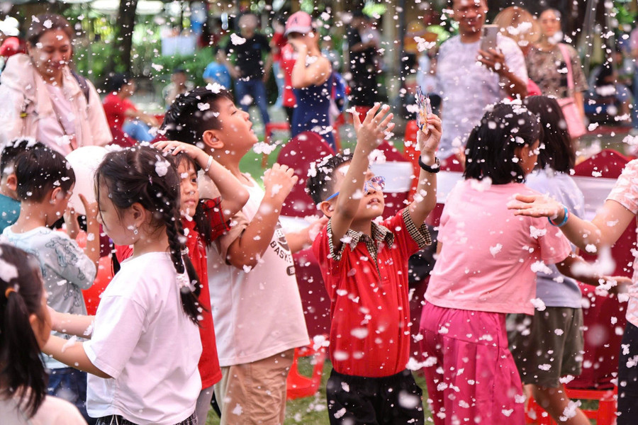 Không gian tuyết rơi kỳ diệu mang đến trải nghiệm cổ tích đầy phấn khích cho các em nhỏ tại Mathnasium's Day 2025. 22.jpg