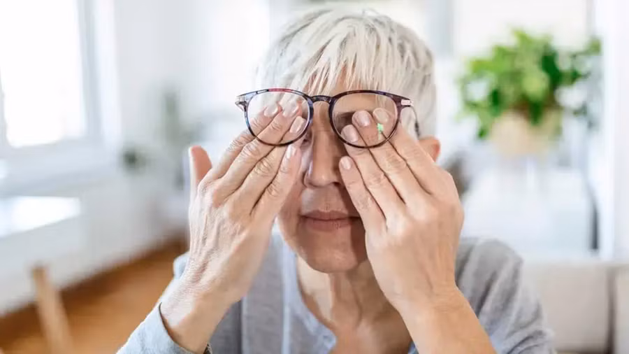 Một số người phải thường xuyên lau mắt do chảy nước mắt nhiều lần, gây đỏ, sưng, đau, thậm chí xói mòn da mí mắt, ảnh hưởng nghiêm trọng đến cuộc sống hàng ngày. (Ảnh: ITN)