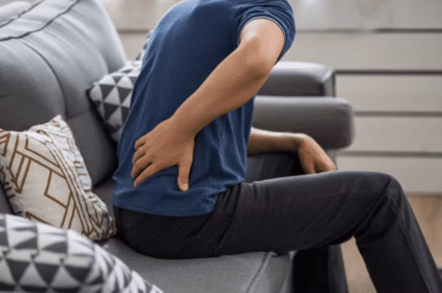 Ảnh hưởng đáng chú ý nhất mà tư thế không tốt mang lại cho cơ thể là sự tổn hại liên tục đến cột sống. (Ảnh: ITN)