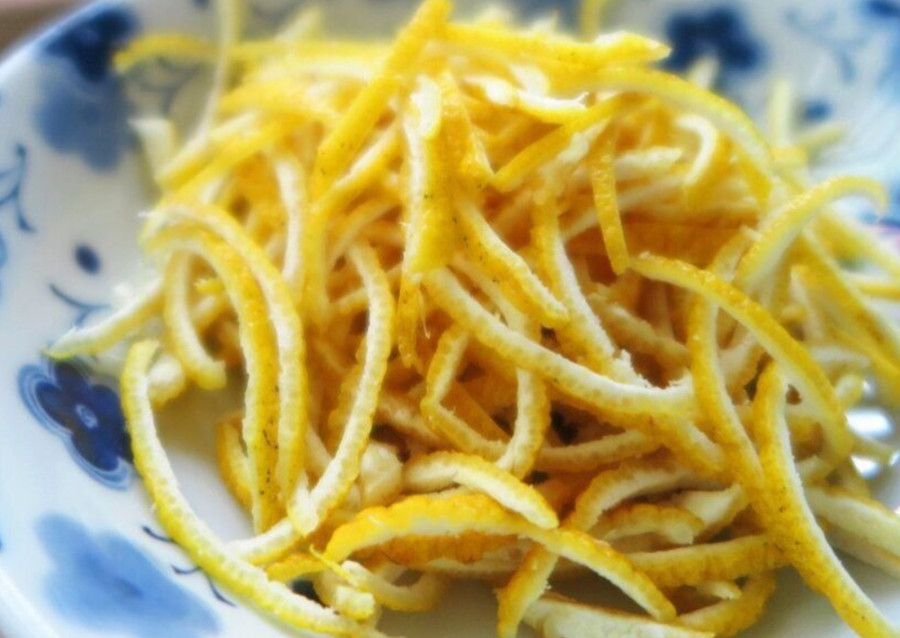Trà bưởi đã làm xong có thể pha với nước ấm để trở thành thứ nước thơm ngọt, tốt cho cổ họng. (Ảnh: ITN) 2-tra-buoi-da-lam-xong.jpg