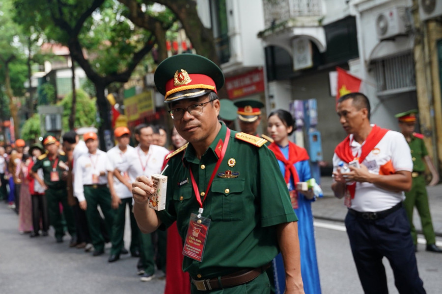 Ngày trước chiến đấu trên chiến trường, ngày nay các cựu chiến binh sải bước hạnh phúc trên tuyến đường diễu hành.