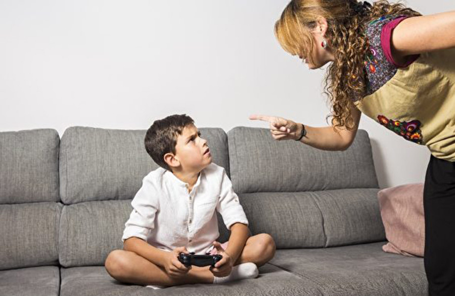Các chuyên gia khuyên cha mẹ nên dành thời gian cố định để trò chuyện với con mỗi ngày. (Ảnh: ITN). 2-cac-chuyen-gia-khuyen-cha-me.jpg