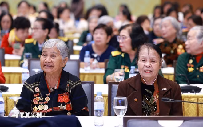 Các đại biểu nữ Anh hùng lực lượng vũ trang nhân dân, nữ Anh hùng lao động tham dự buổi gặp. (Ảnh: Dương Giang/TTXVN).