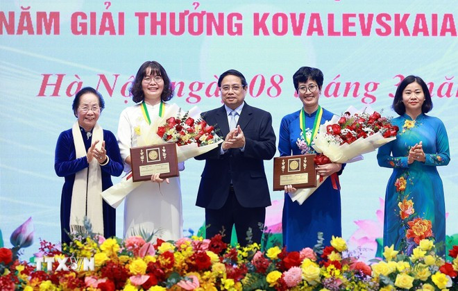 Thủ tướng Phạm Minh Chính trao Giải thưởng Kovalevskaia năm 2024. (Ảnh: Dương Giang/TTXVN).