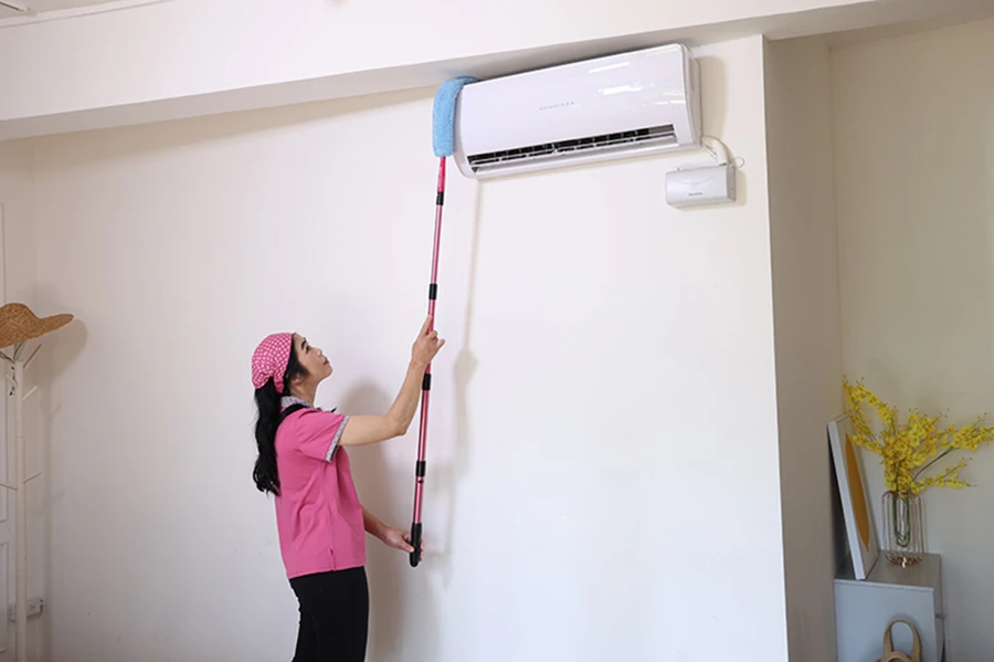 Sử dụng các công cụ và phương pháp phù hợp để vệ sinh bề mặt đồ nội thất nhằm tránh bụi bẩn tích tụ. (Ảnh: ITN).