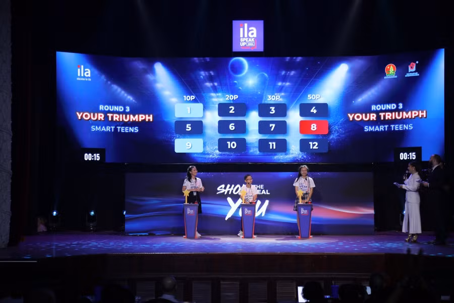 Thí sinh trong vòng thi kiến thức tại đêm chung kết Speak Up 2024