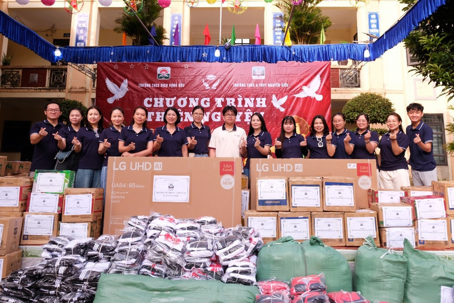 Các cô giáo, thầy giáo và học sinh Trường THCS Dịch Vọng Hậu tham gia chương trình image007.jpg