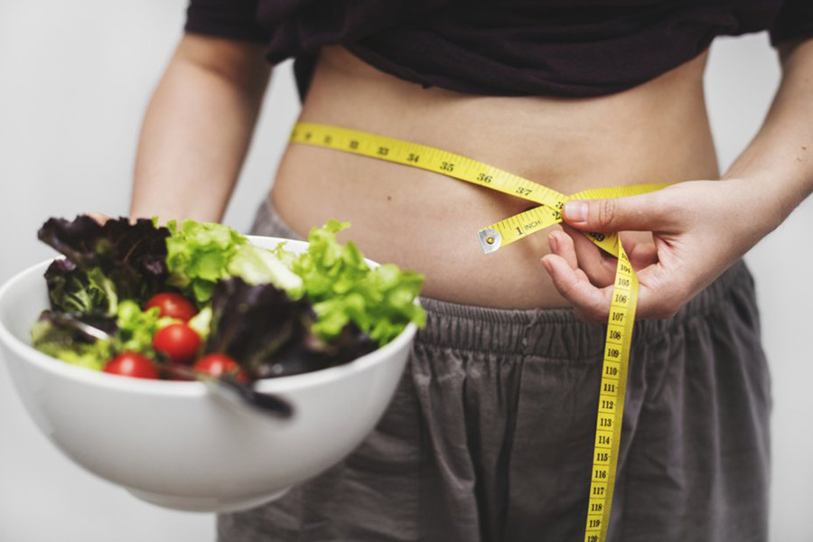 Nếu bạn muốn giảm cân mà chỉ ăn salad rau và loại trừ tất cả chất béo khỏi chế độ ăn uống của mình, bạn sẽ gặp rắc rối. (Ảnh: ITN)