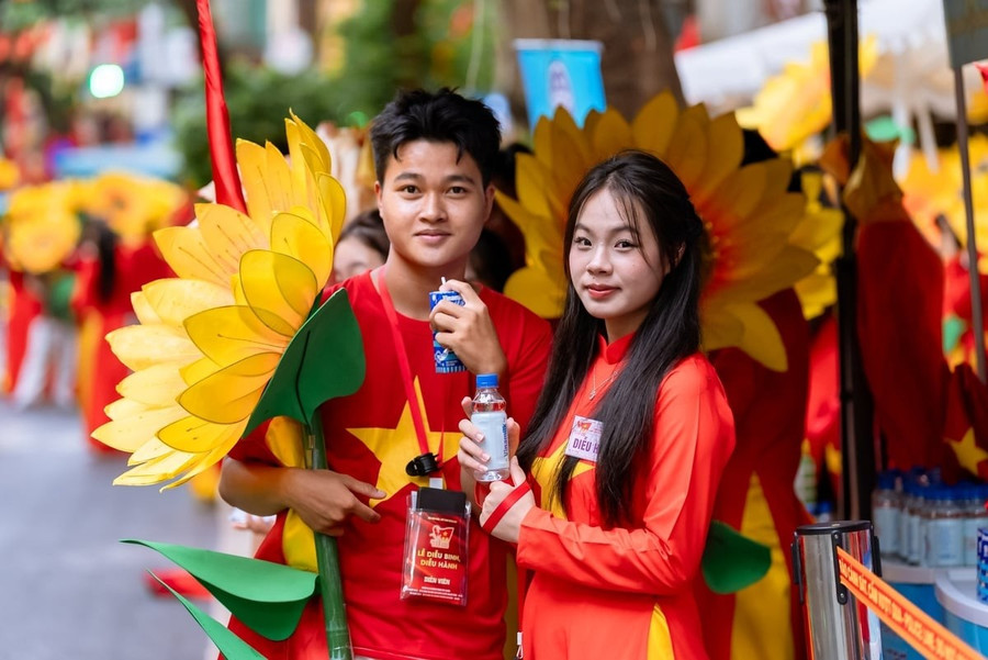 Các đại biểu của Khối Văn hóa – Thể thao tranh thủ tiếp ứng dinh dưỡng trong giờ giải lao. Nước mát, sữa ngon và giàu dinh dưỡng của Vinamilk giúp mọi người tràn đầy năng lượng suốt lễ diễu hành.