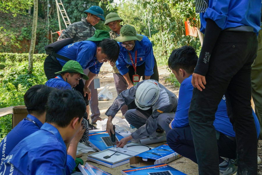 Các bạn sinh viên Viện Công nghệ Thông tin & Truyền thông – Đại học Bách Khoa Hà Nội cùng người dân địa phương lắp đặt đèn năng lượng mặt trời. Quá trình này đòi hỏi sự tỉ mỉ và cẩn thận trong từng chi tiết để đảm bảo hệ thống hoạt động hiệu quả. 2.jpg