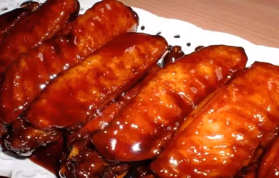 Cánh gà hấp coca. (Ảnh: ITN)