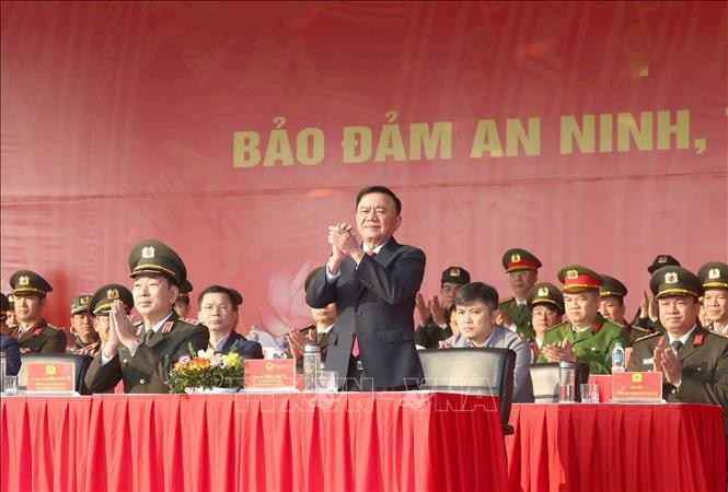 Thường trực Ban Bí thư Trần Cẩm Tú dự Lễ xuất quân, diễn tập phương án bảo đảm an ninh, trật tự Đại hội đại biểu toàn quốc lần thứ XIV của Đảng. Ảnh: Phương Hoa/TTXVN