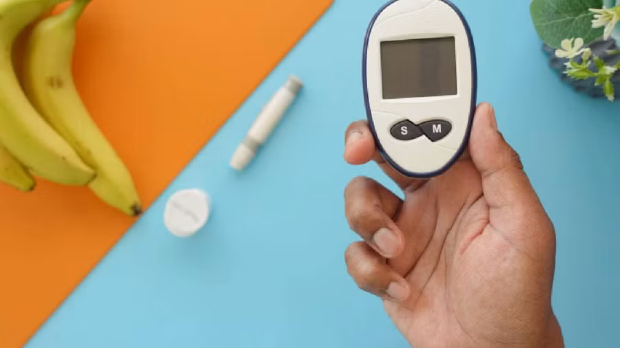 Bước đầu tiên để kiểm soát bệnh tiểu đường là theo dõi những gì bạn ăn. (Ảnh: ITN)