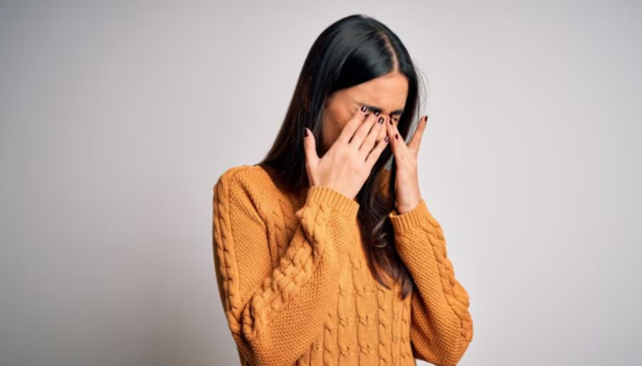 Cảm giác cộm, nóng rát và chảy nước mắt phản xạ có thể cho thấy mắt bạn không đủ ẩm và thường liên quan đến việc sử dụng màn hình lâu. (Ảnh: ITN)