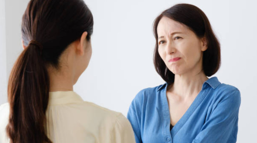 Nếu mẹ chồng đối xử với nàng dâu bằng sự lạnh lùng, điều đó sẽ để lại dấu ấn suốt đời trong lòng nàng dâu. (Ảnh: ITN). 2-neu-me-chong-doi-xu.jpg