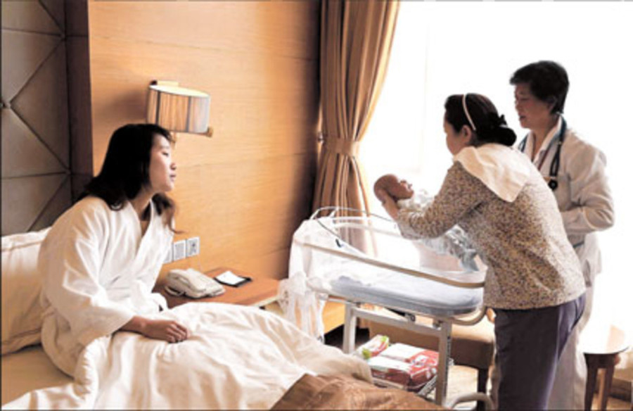 Đừng để quá nhiều người đến nhà bạn trong thời gian ở cữ, và đừng để cả mẹ ruột và mẹ chồng đến chăm sóc cùng lúc, nhất là khi họ chưa từng sống chung. (Ảnh: ITN). 2-dung-de-qua-nhieu-nguoi.jpg