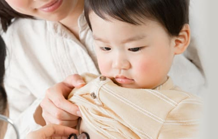 Rôm sảy là một trong những bệnh ngoài da thường gặp ở trẻ em vào mùa hè. (Ảnh: ITN)