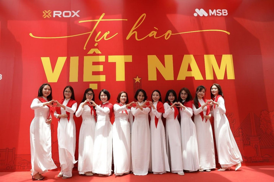 Chị em văn phòng xúng xính áo dài, biến khoảnh khắc tự hào thành kỷ niệm đáng nhớ. Chị em văn phòng xúng xính áo dài, biến khoảnh khắc tự hào thành kỷ niệm đáng nhớ.