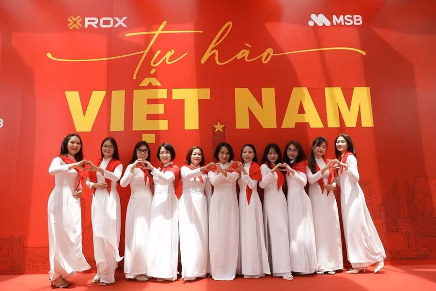 Chị em văn phòng xúng xính áo dài, biến khoảnh khắc tự hào thành kỷ niệm đáng nhớ.