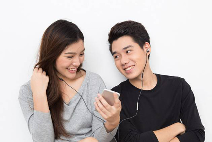 Đàn ông sẽ hứng thú hơn với phụ nữ nếu cô ấy trả lời câu hỏi của anh ta nhưng vẫn tỏ ra khó theo đuổi. (Ảnh: ITN)