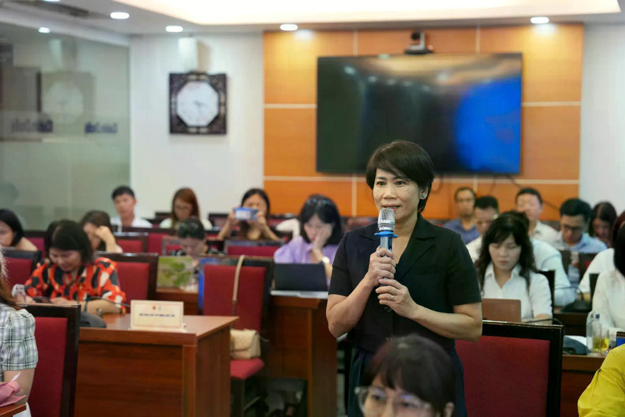 Bà Bùi Thị Diệu Linh – Giám đốc Cao cấp Trung tâm dịch vụ vận hành khách hàng cá nhân, Ngân hàng TMCP Kỹ thương Việt Nam Techcombank đặt câu hỏi tại tọa đàm Bà Bùi Thị Diệu Linh – Giám đốc Cao cấp Trung tâm dịch vụ vận hành khách hàng cá nhân, Ngân hàng TMCP Kỹ thương Việt Nam Techcombank đặt câu hỏi tại tọa đàm