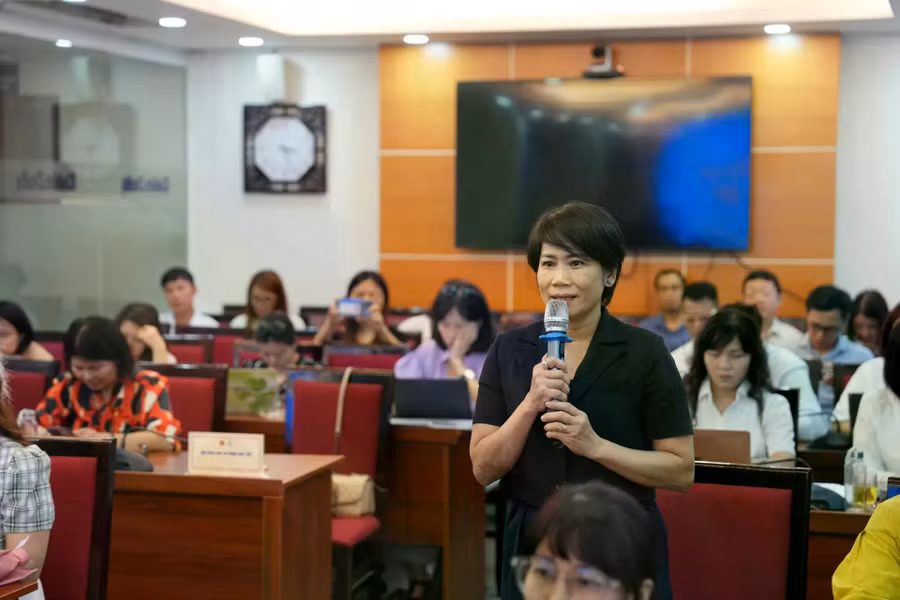 Bà Bùi Thị Diệu Linh – Giám đốc Cao cấp Trung tâm dịch vụ vận hành khách hàng cá nhân, Ngân hàng TMCP Kỹ thương Việt Nam Techcombank đặt câu hỏi tại tọa đàm