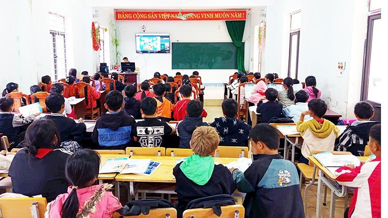 Trường phổ thông bán trú trung học cơ sở Phố Là tổ chức các lớp học trực tuyến môn tiếng Anh. Ảnh: BTQ