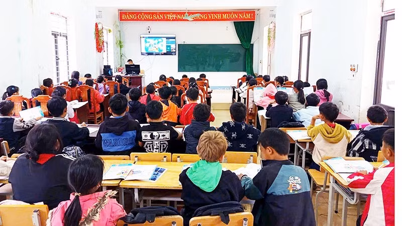 Trường phổ thông bán trú trung học cơ sở Phố Là tổ chức các lớp học trực tuyến môn tiếng Anh. Ảnh: BTQ