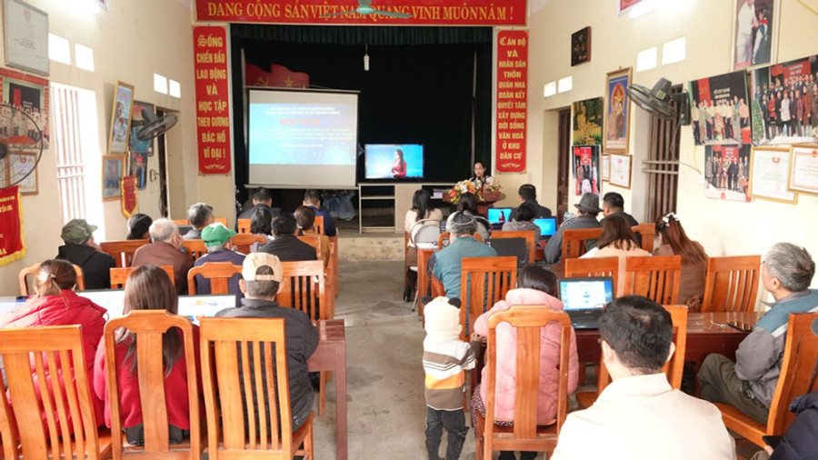 Tuyên truyền, hướng dẫn kỹ năng số cho cộng đồng dân cư tại các xã, phường. Ảnh BNB