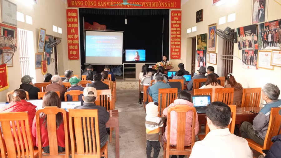 Tuyên truyền, hướng dẫn kỹ năng số cho cộng đồng dân cư tại các xã, phường. Ảnh BNB
