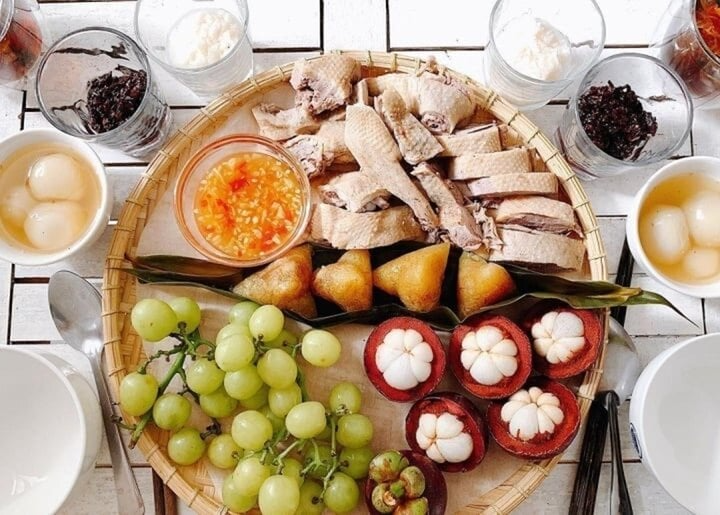 Mâm lễ cúng Tết Đoan Ngọ ở miền Trung. Mâm lễ cúng Tết Đoan Ngọ ở miền Trung.