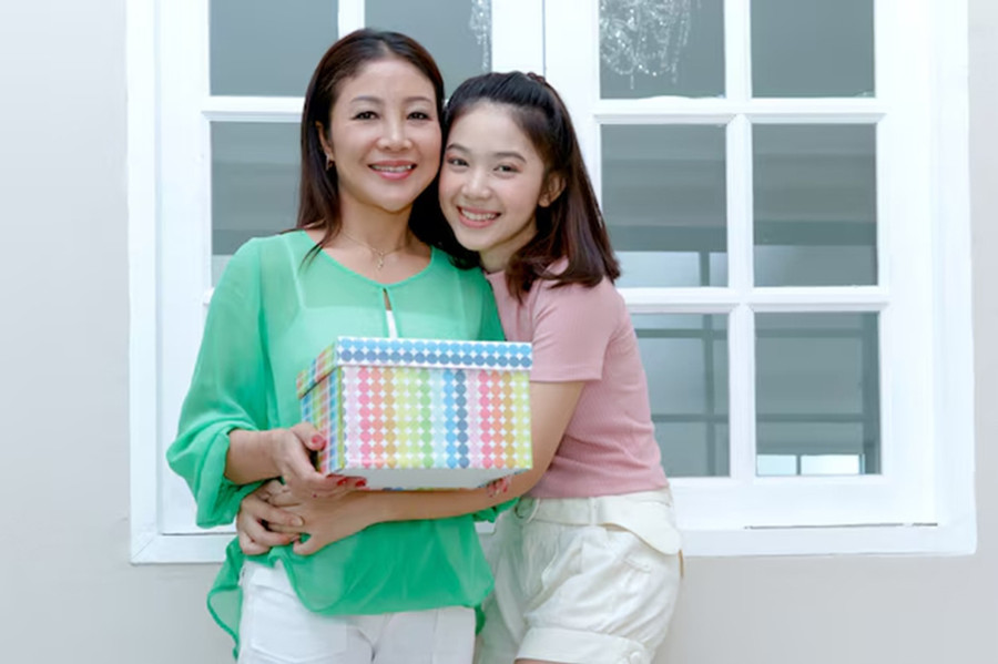 Tuổi thiếu niên có thể là giai đoạn khó khăn đối với cả mẹ và con gái. (Ảnh: ITN).
