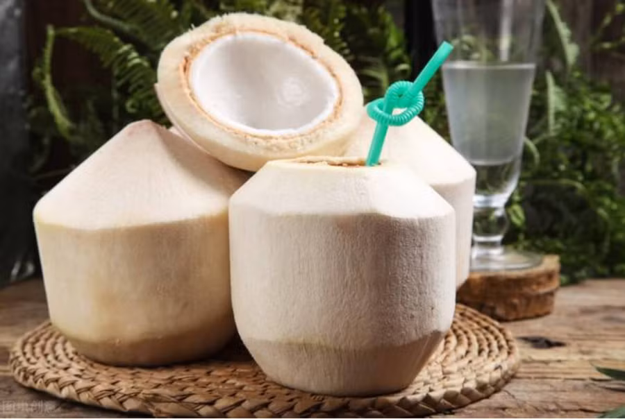 Lợi và hại khi uống nước dừa lâu dài