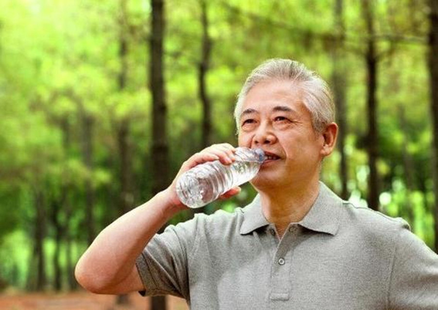 Người cao tuổi phải bổ sung nước kịp thời để chăm sóc sức khỏe vào mùa hè. (Ảnh: ITN) 2-nguoi-cao-tuoi-phai-bo-sung-nuoc-kip-thoi.jpg