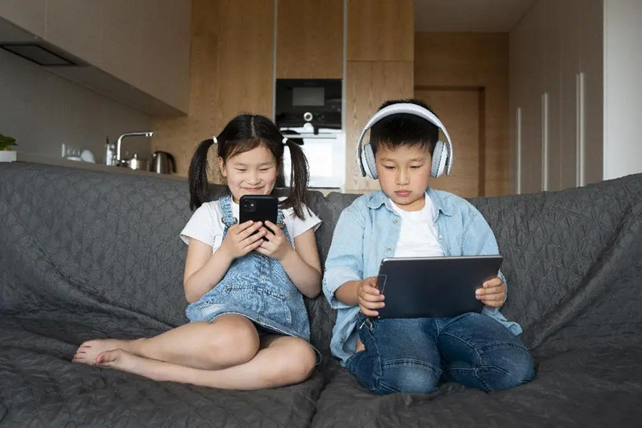 Các bậc phụ huynh cần hướng dẫn con cái mình sử dụng mạng xã hội một cách phù hợp và lành mạnh. (Ảnh: ITN). 1-doi-voi-mot-so-tre-em.jpg